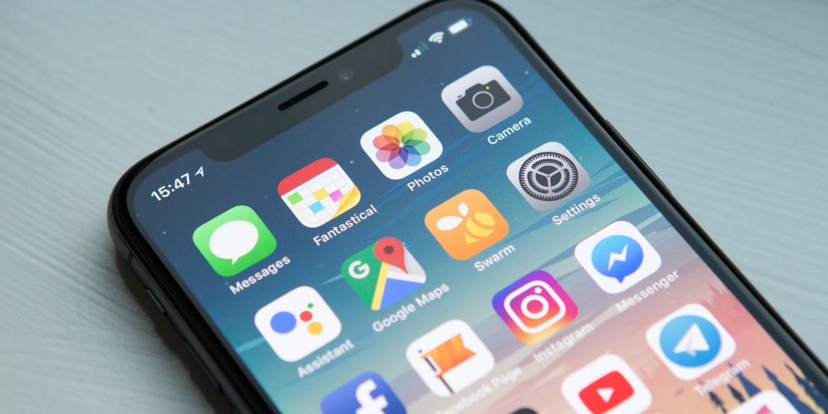 斗球App在iPad Pro上横屏显示的界面预览 - 左侧为赛事列表，右侧为详细数据图表